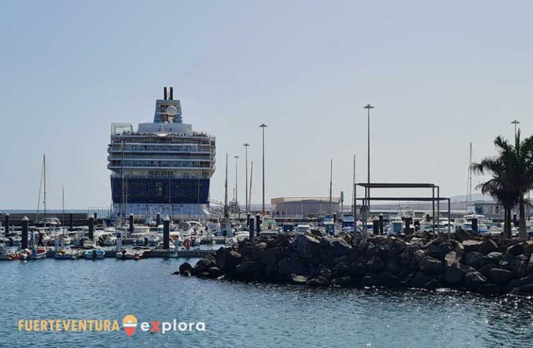 Nave da crociera accanto al Porto turistico e al lungomare di Puerto del Rosario