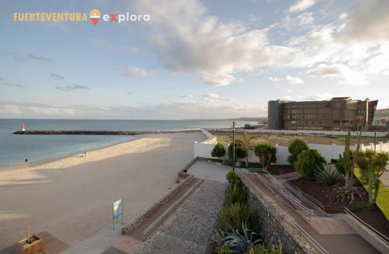 Palazzo di formazione e conferenze da Playa Chica
