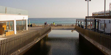 Passeggiata a Morro Jable sul ponte dell'acqua marina