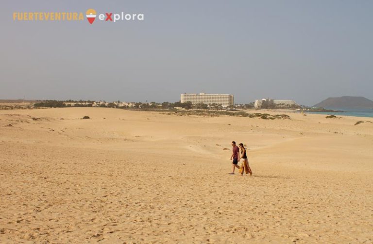 Passeggiata a coppie sulle dune vicino alle Grandi Spiagge di Corralejo