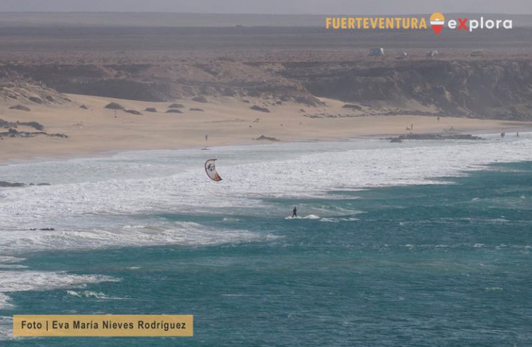 Persona practicando kitesurf en Piedra Playa (Fuerteventura)