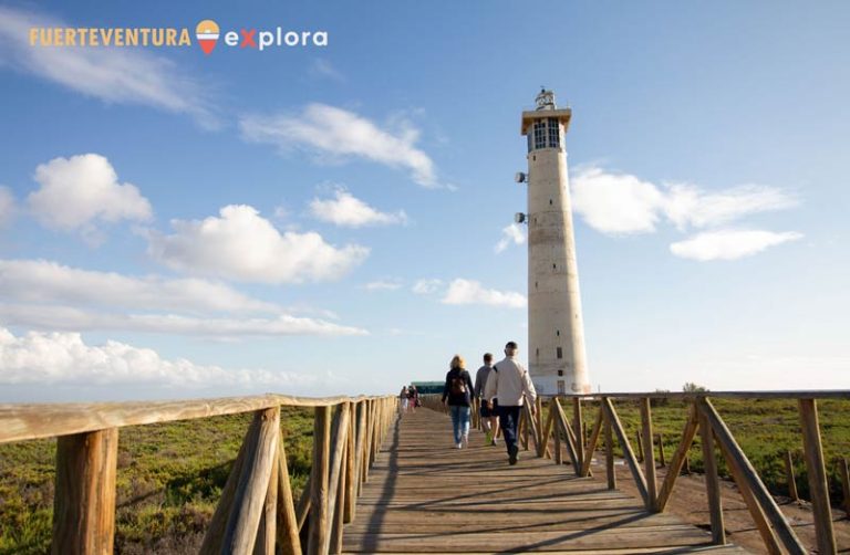 Persone che attraversano la passerella del ponte di legno a Faro del Matorral