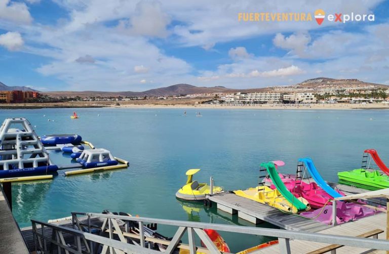 Piattaforme per giochi d'acqua e imbarcazioni da diporto nel porto turistico Castillo