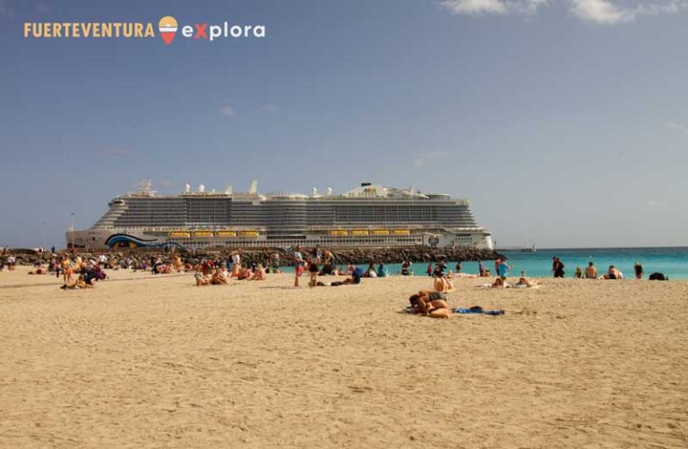 Playa Chica con nave da crociera ormeggiata a Puerto del Rosario