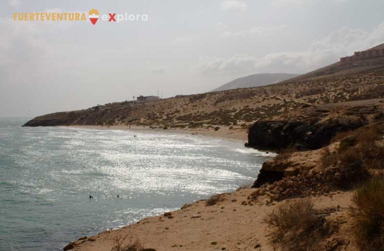 Playa Esmeralda entre acantilados en Costa Calma