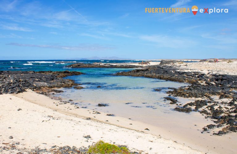 Playa de los Charcos con su peculiar arena formada a partir de conchas