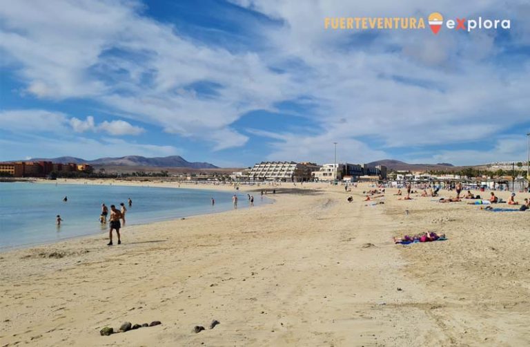 Playa del Castillo piena di bagnanti a Caleta de Fuste