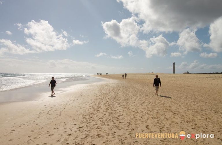 Playa del Matorral con dos turistas paseando