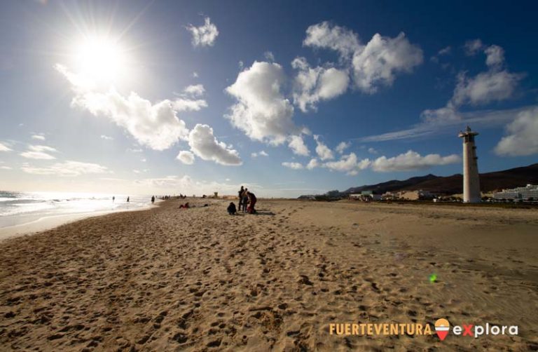 Playa del Matorral con il Faro di Matorral