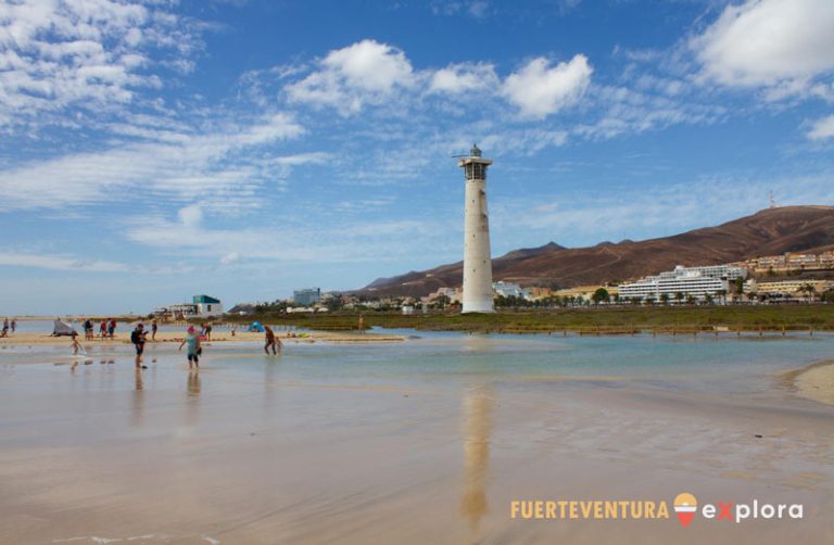 Playa del Matorral con il faro del Matorral sullo sfondo