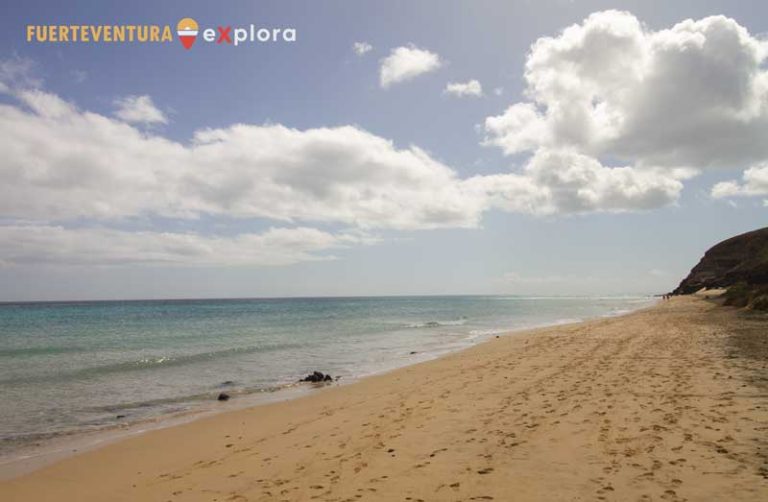 Playa del Salmo con scogliere sullo sfondo