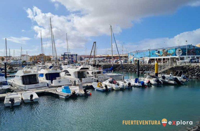 Porto turistico di Corralejo con ristorante sullo sfondo