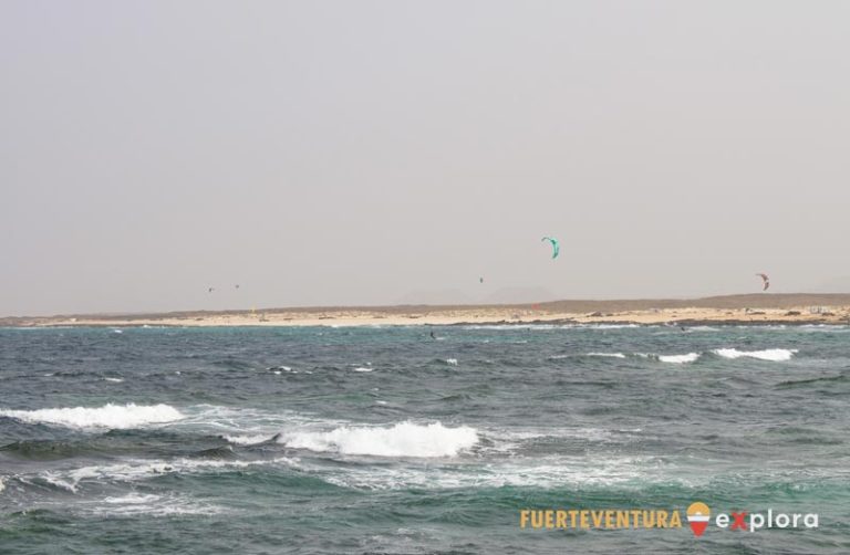 Pratica di kitesurf al largo della costa di El Cotillo