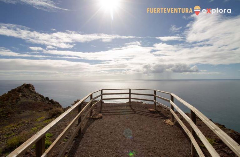 Punto panoramico Faro di la Entallada con vista sul mare