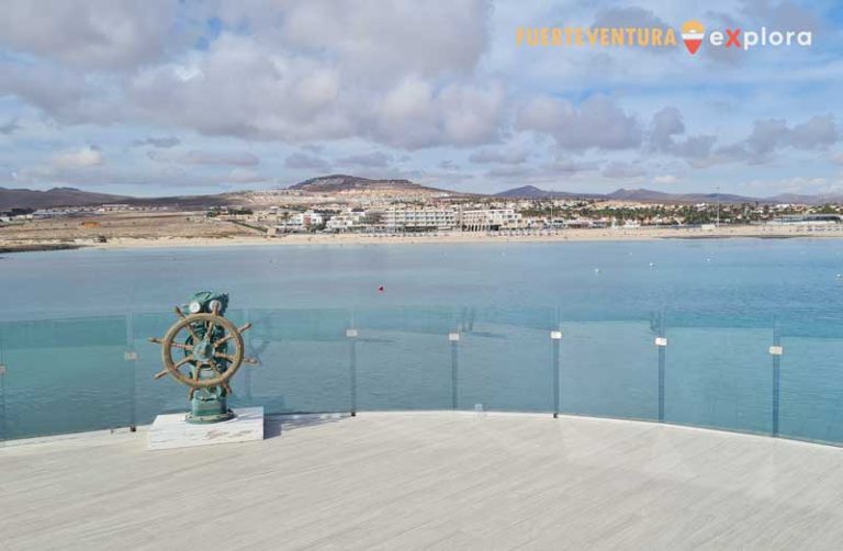 Punto panoramico nel porto turistico verso spiaggia del Castello a Caleta de Fuste