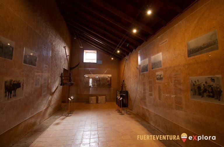 Rincón del Museo del Grano La Cilla con fotografías y objetos