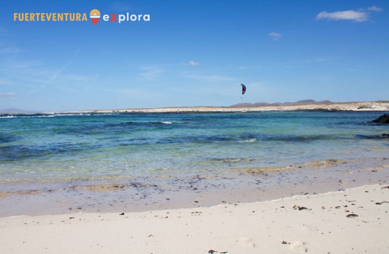 Sabbia bianca e acqua blu turchese a Spiaggia di los Charcos a El Cotillo