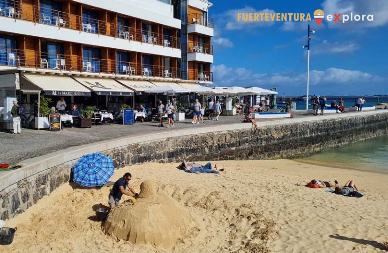 Scultore con figura di sabbia sulla spiaggia di Muelle Chico a Corralejo