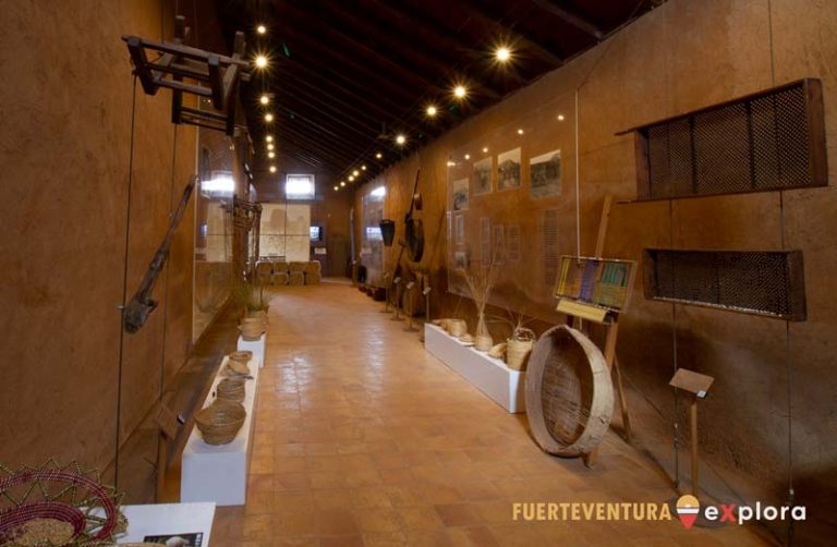 Silla de burro, cestas de mimbre y herramientas de cultivo en Museo del Grano La Cilla