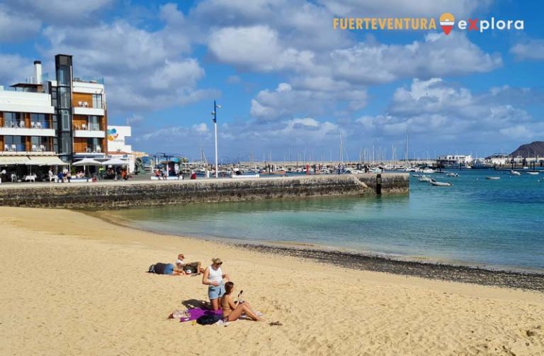 Spiaggia Playa Muelle Chico con il porto di Corralejo sullo sfondo