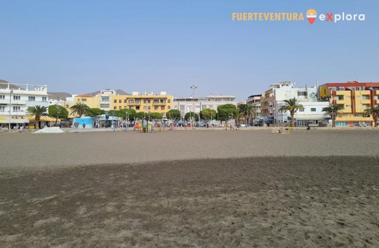 Spiaggia di Gran Tarajal con vista della località