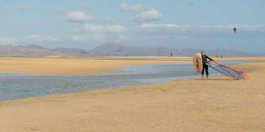 Spiaggia di Sotavento con windsurfer