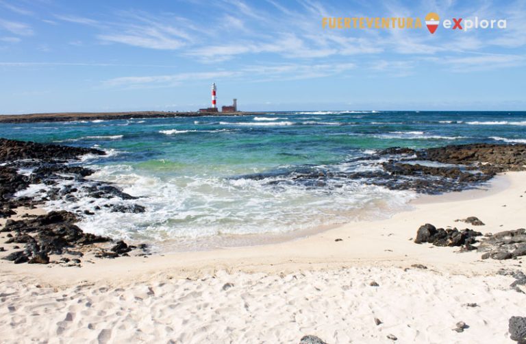 Spiaggia di los Charcos e Faro del Toston all'orizzonte