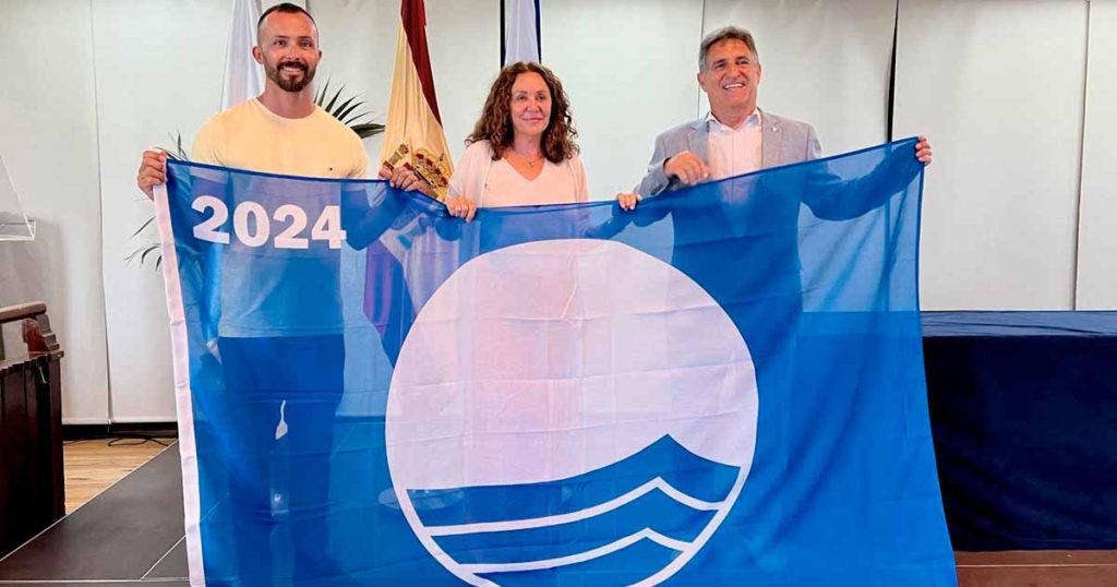 Puerto del Rosario recibe tres Banderas Azules para Playa Blanca, Los Pozos y Puerto Lajas, destacando su calidad medioambiental y servicios.






