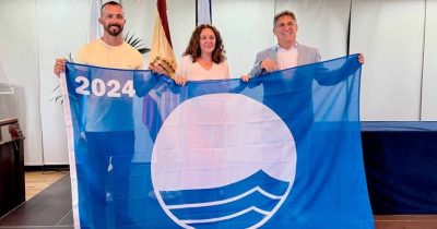 Puerto del Rosario recibe tres Banderas Azules para Playa Blanca, Los Pozos y Puerto Lajas, destacando su calidad medioambiental y servicios.