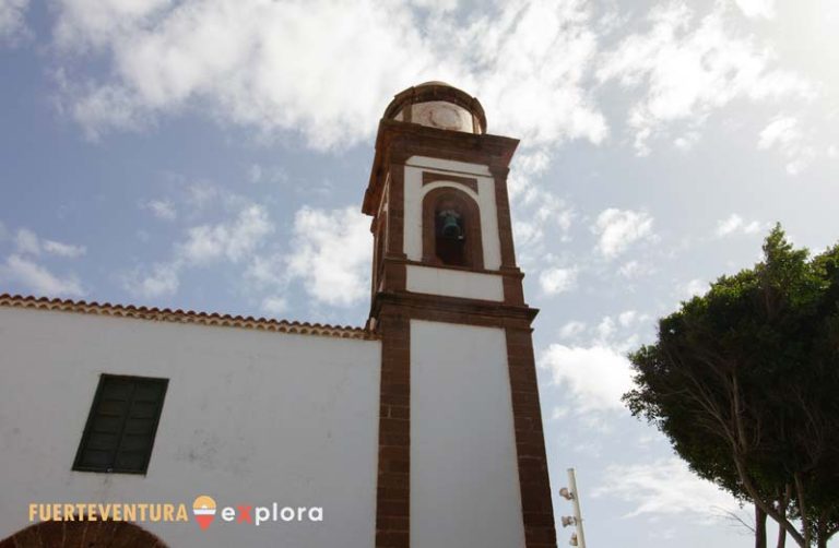 Torre con campanario frontal de Iglesia de Nuestra Señora de Antigua