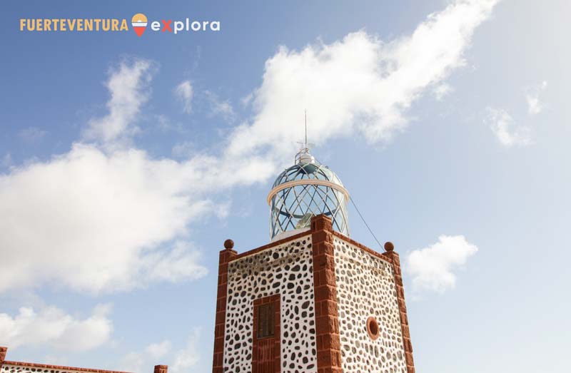 Torre de Faro de la Entallada con cúpula, linterna y vidriera