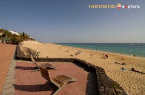 Tumbonas de descanso con vistas a Playa de Morro Jable