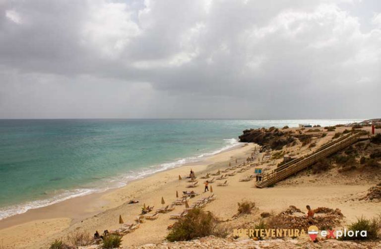 Tumbonas y sombrillas en Playa Esmeralda en Costa Calma