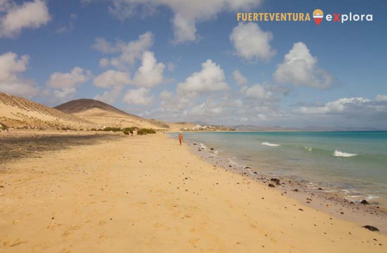 Turista a passeggio sulla Playa del Salmo