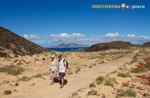 Turistas caminando en sendero de Isla de Lobos