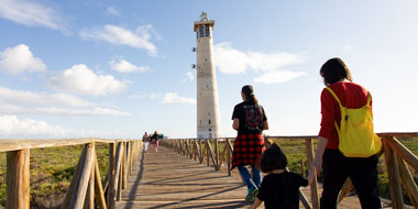 Turistas caminando hacia Faro del Matorral