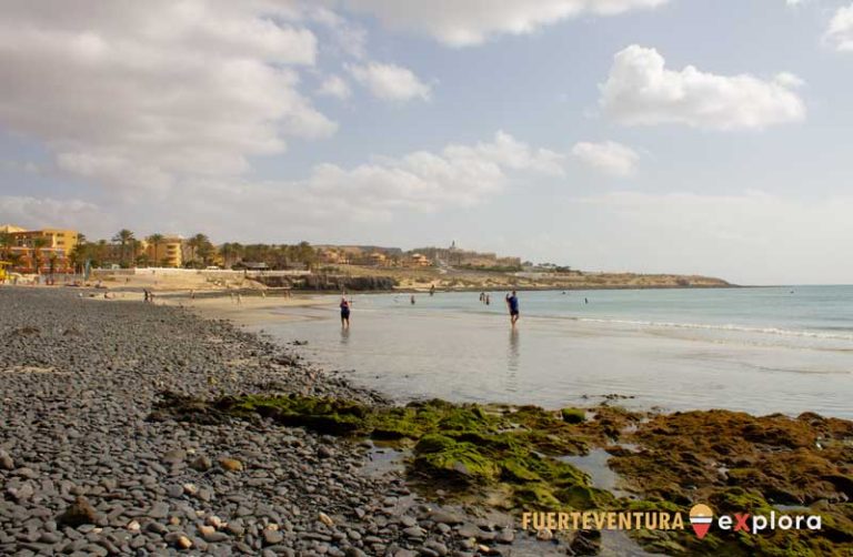 Turisti a passeggio sulla spiaggia di Costa Calma