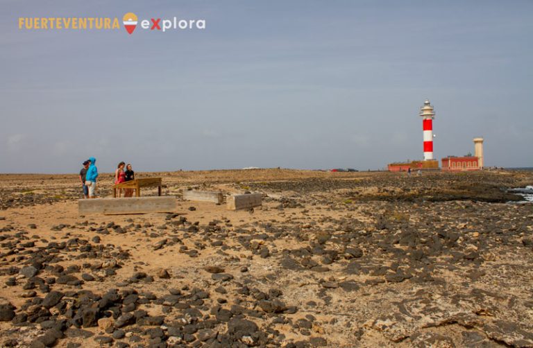 Turisti osservano la costa di El Cotillo vicino al Faro