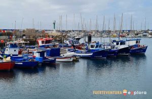 Vista de zona pesquera del Puerto de Gran Tarajal con zona deportiva al fondo