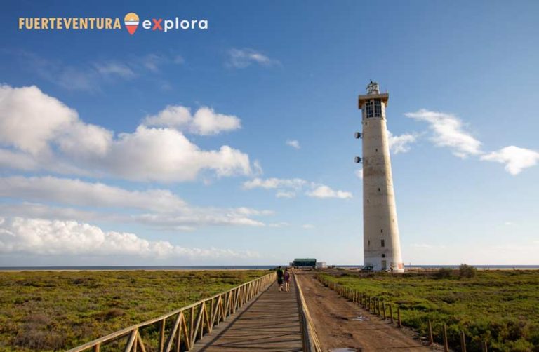 Vista del Faro del Matorral con passerella in legno