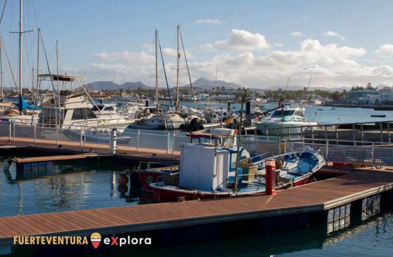 Vista del porto di Corralejo con barche da diporto e da pesca