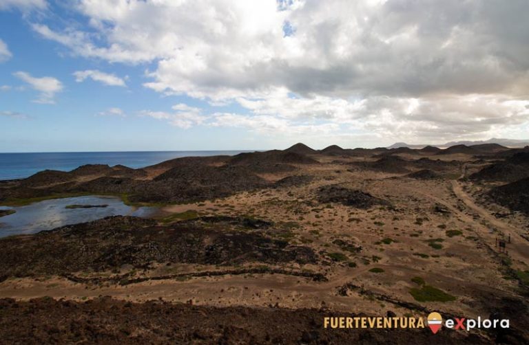 Vista dell'Isla de Lobos con la salina dal Faro di Punta Martino