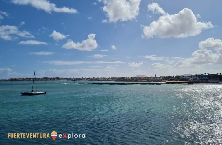 Vista della costa con barca nella città di Corralejo