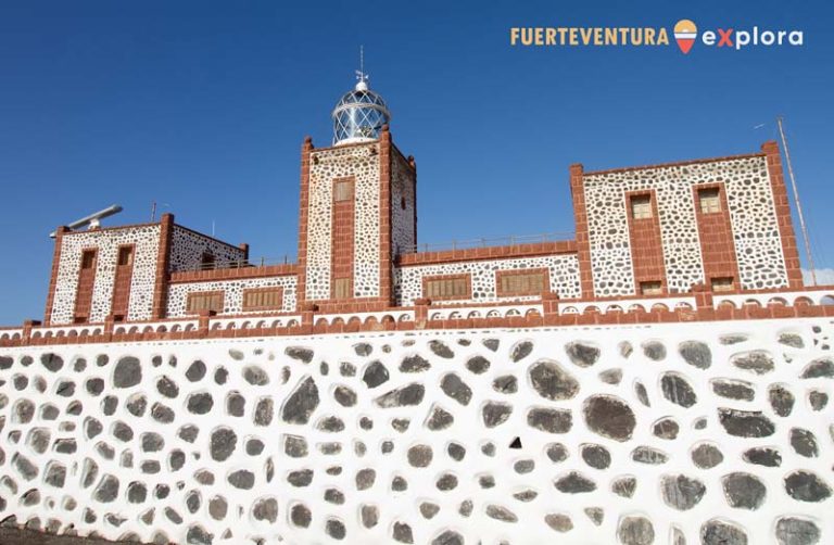 Vista frontale dell'edificio del Faro de la Entallada