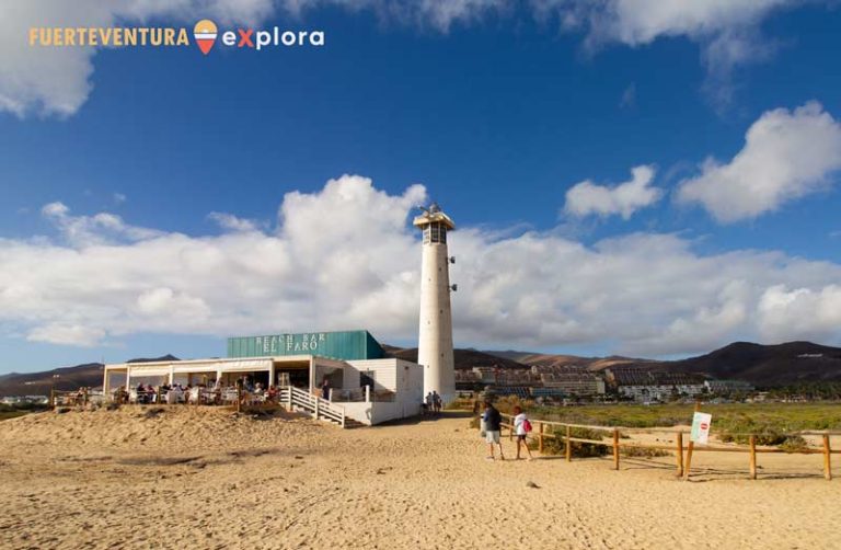 Vista generale del Faro del Matorral con bar sulla spiaggia