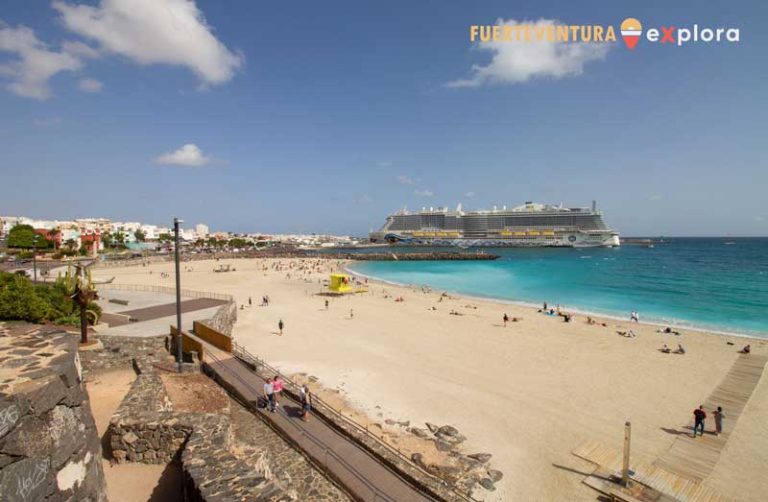 Vista generale di Playa Los Pozos o Playa Chica con nave da crociera in porto